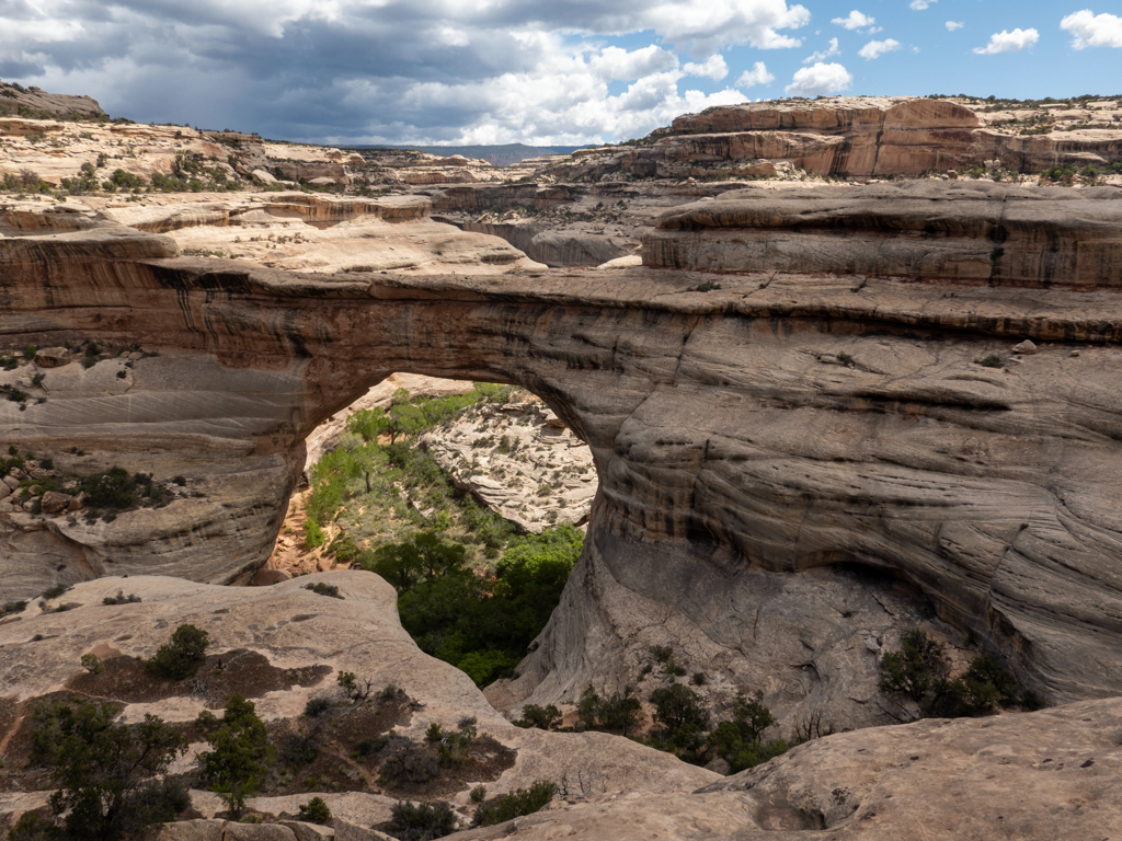 Von der Rückseite gesehen. Die mächtige Kachina Bridge. Eine der drei natural bridges.