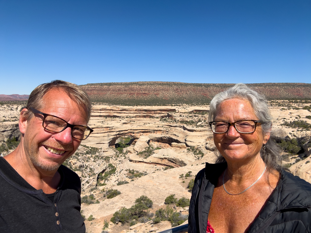 JoMa Selfie vor der mächtigen Kachina Bridge. Eine der drei natural bridges.