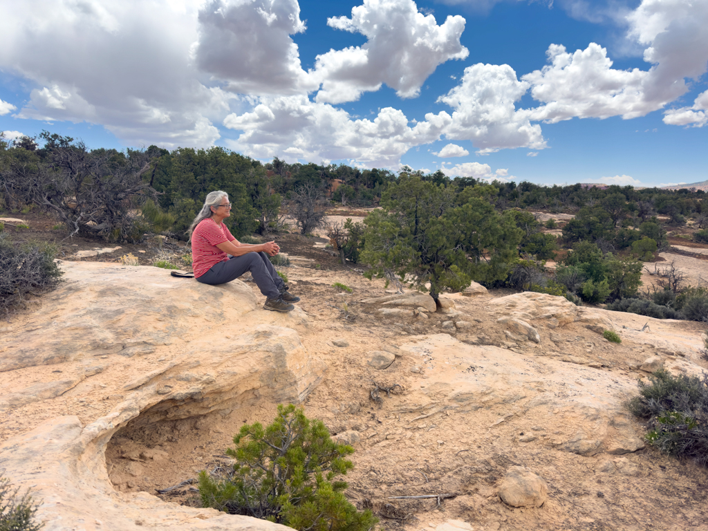 Ma schaut sinnend in die Jahr Millionen alte Landschaft des Canyons...