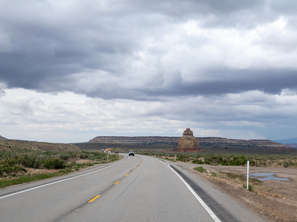 Ein markanter Fels markiert die Abzweigung der Stichstrasse zum Needles District im Canyonlands Nationalpark