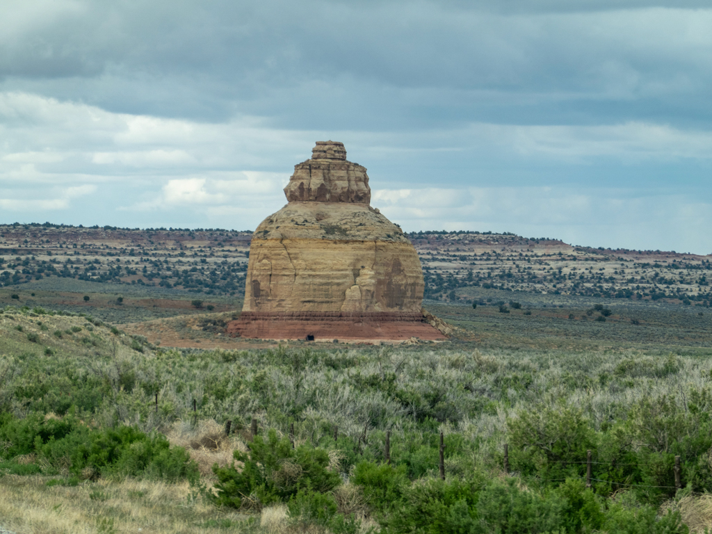 Ein markanter Fels markiert die Abzweigung der Stichstrasse zum Needles District im Canyonlands Nationalpark