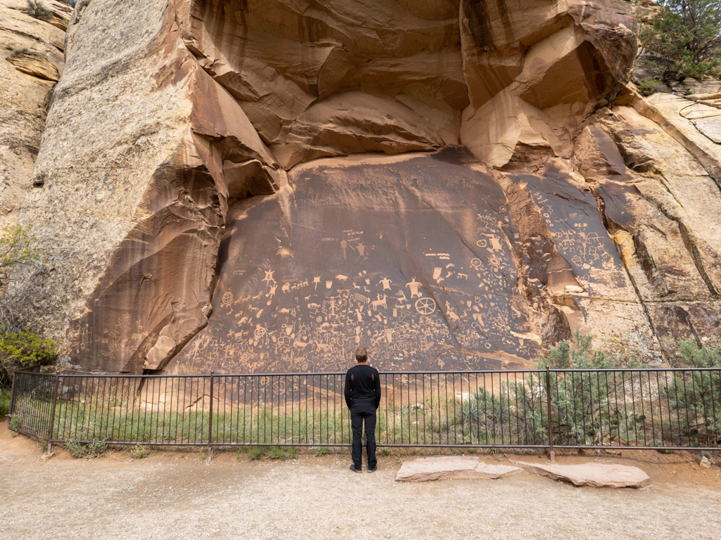 Petroglyphen auf dem Weg in den Needles District im Canyonlands Nationalpark