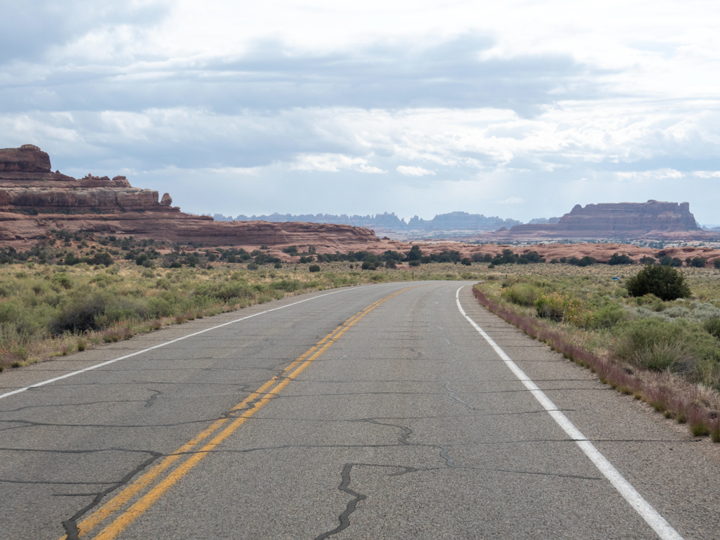 Am Horizont tauchen die markanten Felsnadeln auf des Needles Districts im Canyonlands Nationalpark