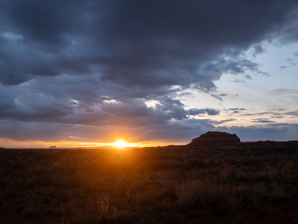 Sonnenuntergang über der Ebene beim Needles District im Canyonlands Nationalpark