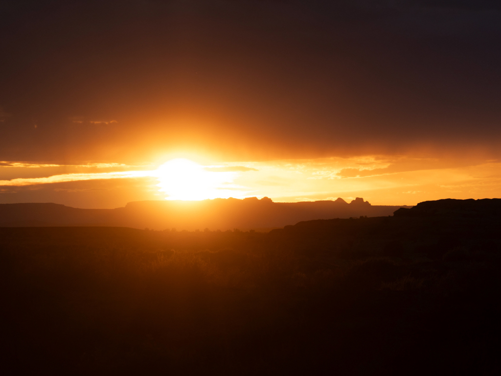 Sonnenuntergang über der Ebene beim Needles District im Canyonlands Nationalpark