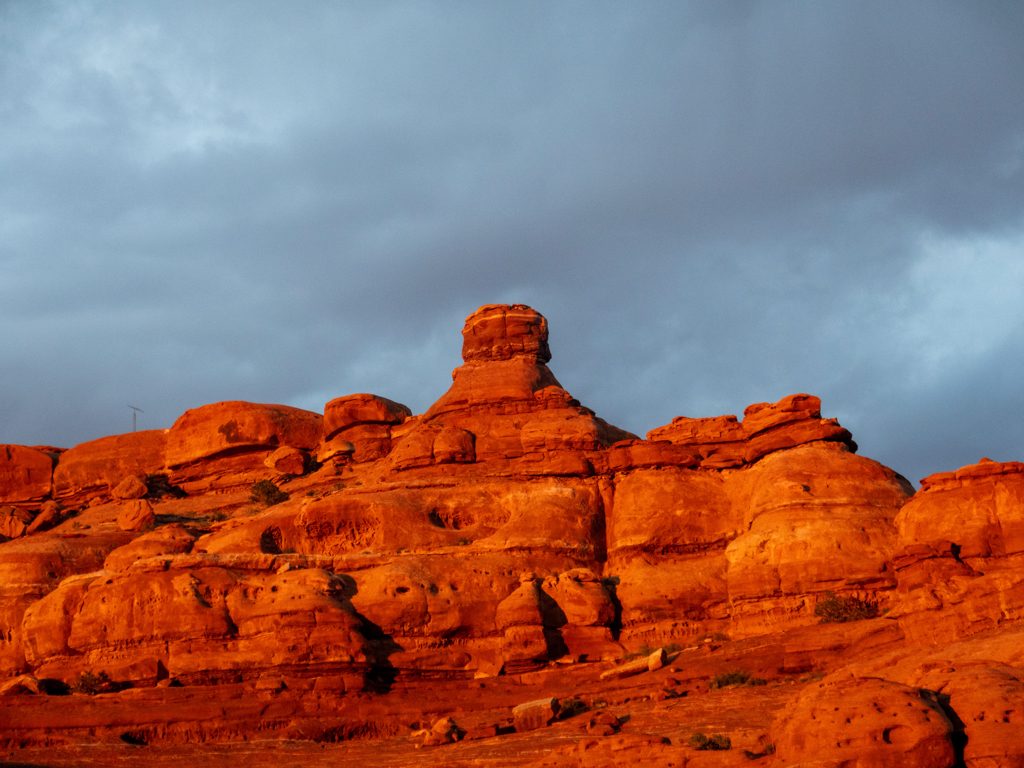 Die Felsen glühen rot beim Sonnenuntergang im Needles District des Canyonland Nationalparks