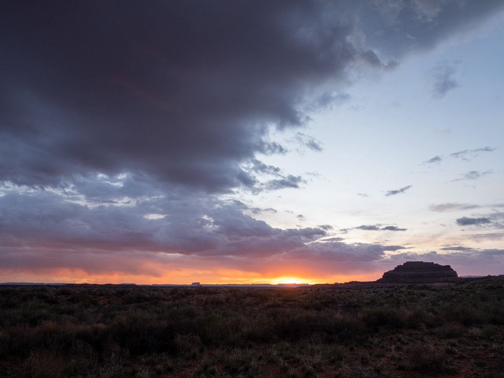 Sonnenuntergang über der Ebene beim Needles District im Canyonlands Nationalpark