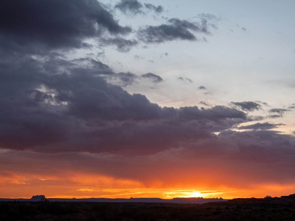 Sonnenuntergang über der Ebene beim Needles District im Canyonlands Nationalpark