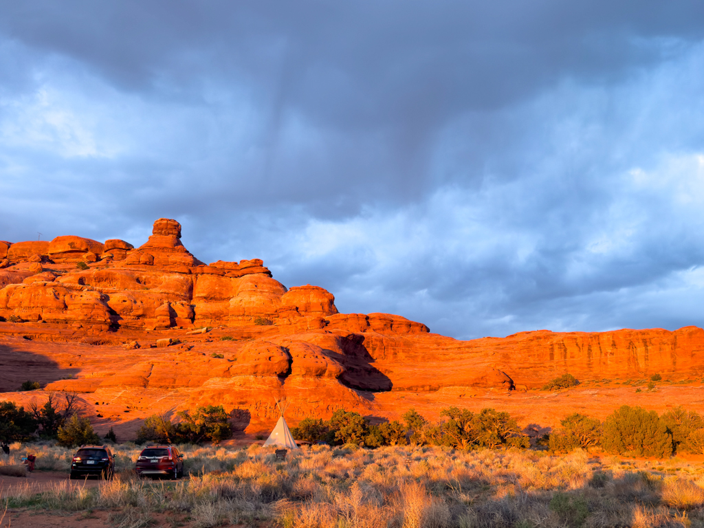 Die Felsen glühen rot beim Sonnenuntergang im Needles District des Canyonland Nationalparks