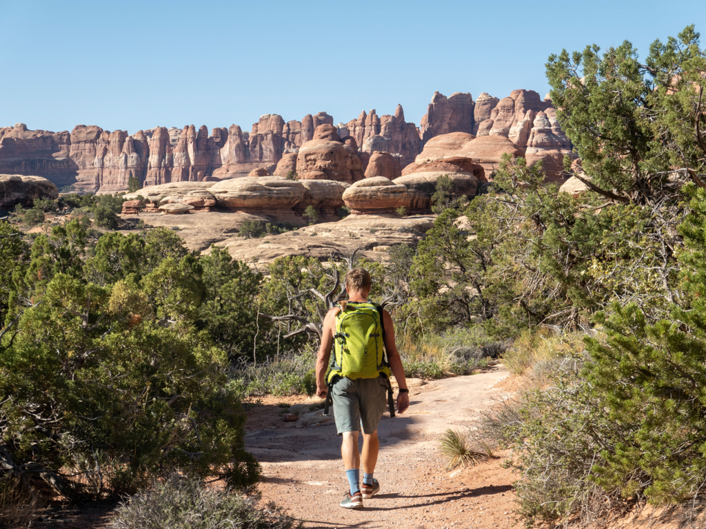 Jo und Mo auf der Chesler Park Loop Trail Wanderung im Needles District des Canyonland Nationalparks