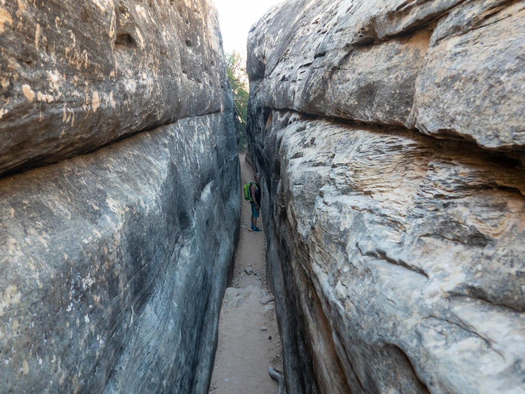 Durch diese hohle Gasse muss man durch. Unsere Wanderung im Needles NP