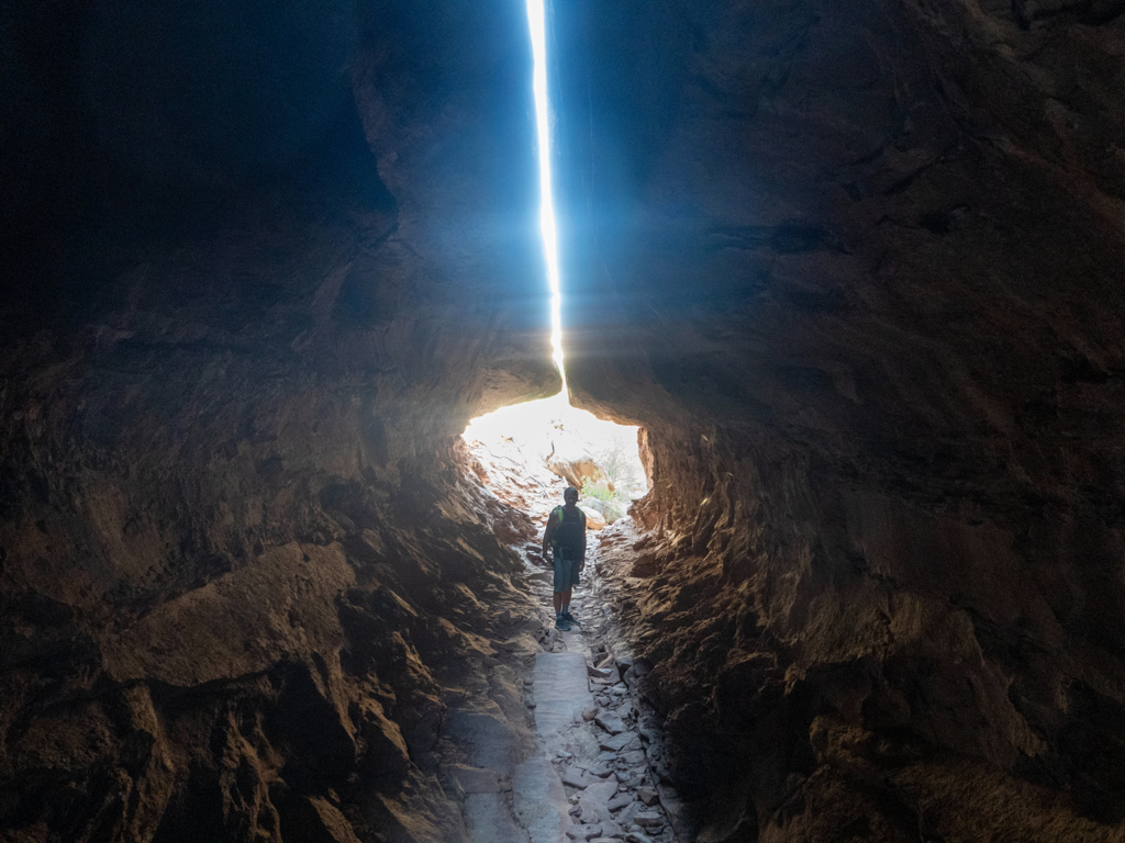 In einer kleinen Spalte im Needles NP. Ein Lichtband kommt von oben