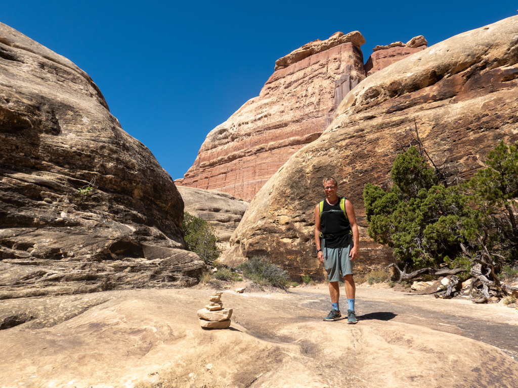 Wir wandern durch den beeindruckenden Needles NP. Jo posiert auf einem grossen Fels Plateau