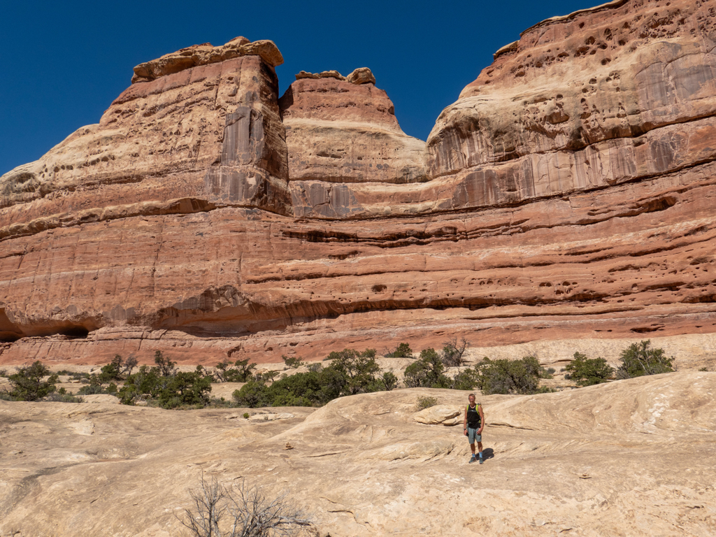 Wir wandern durch den beeindruckenden Needles NP. Jo posiert auf einem grossen Fels Plateau