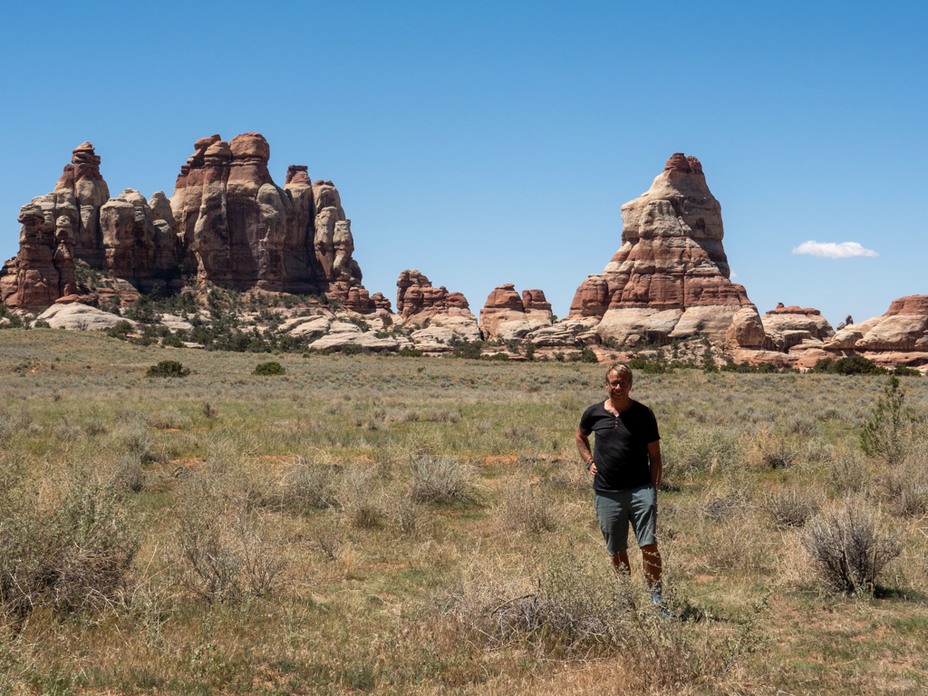 Wir wandern durch eine grüne Ebene hier im Needles NP