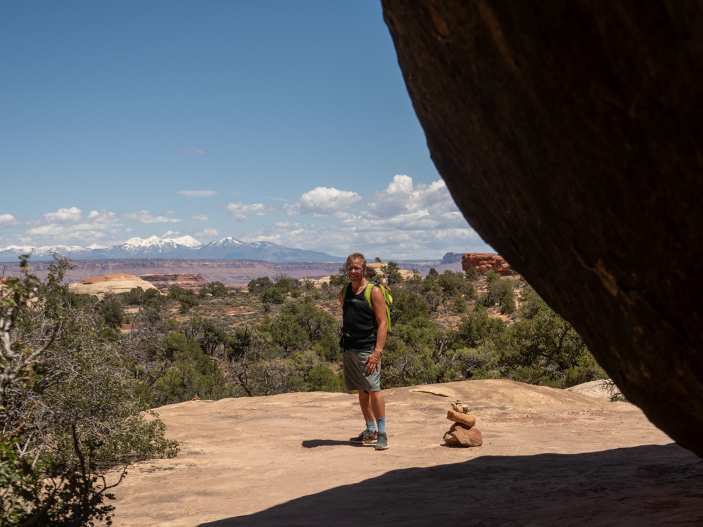 Jo posiert während der Wanderung im Needles NP