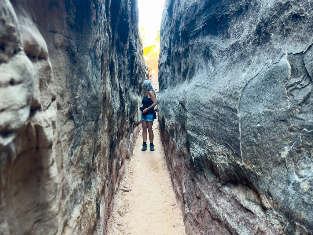 Durch diese hohle Gasse muss man durch. Unsere Wanderung im Needles NP