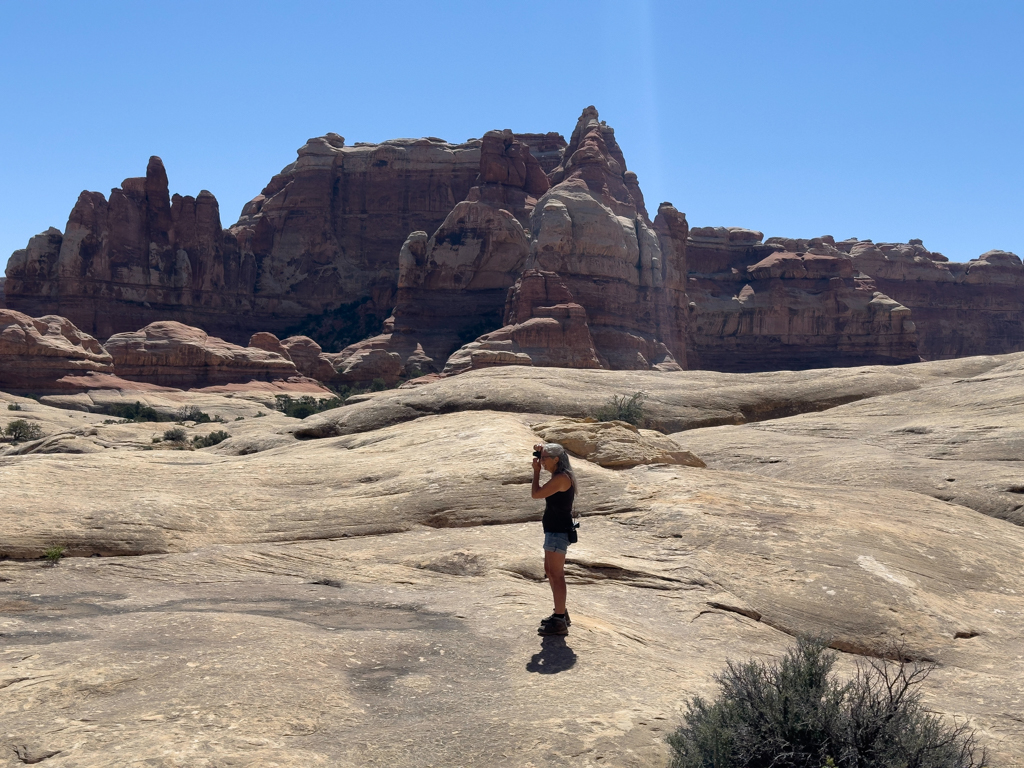 Wir wandern durch den beeindruckenden Needles NP. Ma fotografiert weitere Needles auf einem grossen Fels Plateau