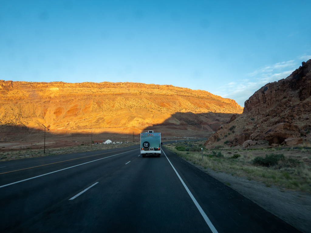 Wir folgen am frühen Morgen Hanno mit Sigrid als Fahrerin zur Wanderung durch den Arches NP