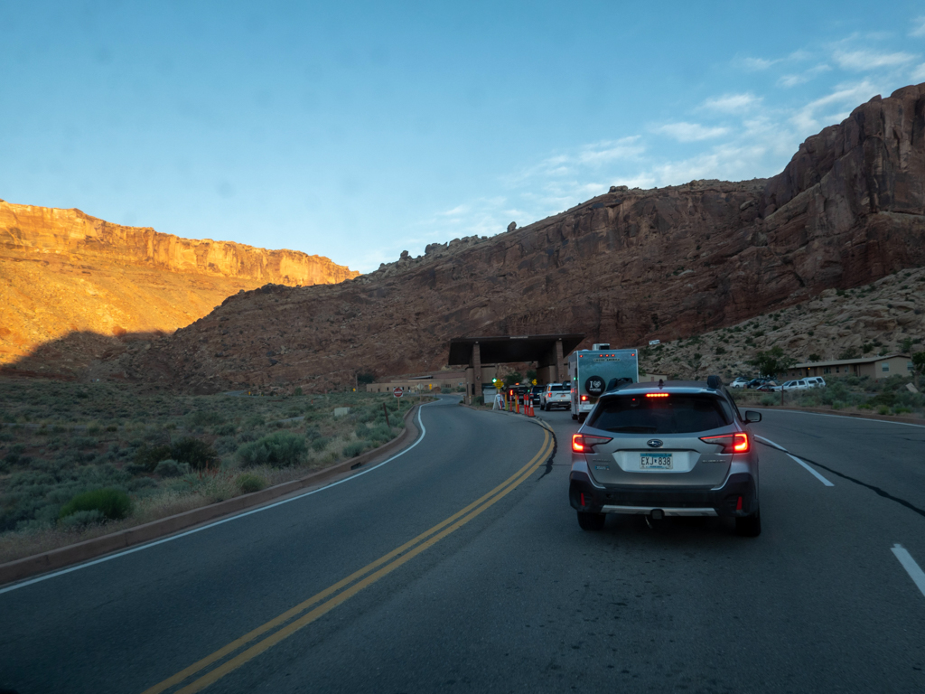 Am frühen Morgen sind nur wenige Autos in der Schlange um in den Arches NP zu fahren. Später sieht es ganz anders aus