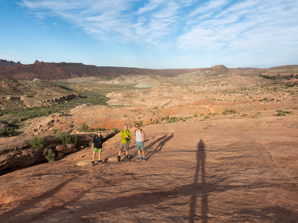 Ma wirft ihre Schatten voraus. Jo mit Hanno und Sigrid zu beginn der Wanderung durch den Arches NP.