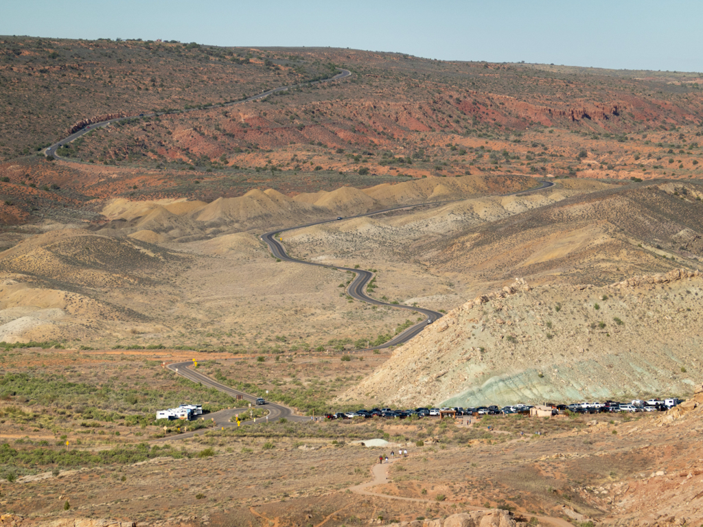 Die Fahrstrasse durch den Arches NP und einer der schon voll besetzten Parkplätze