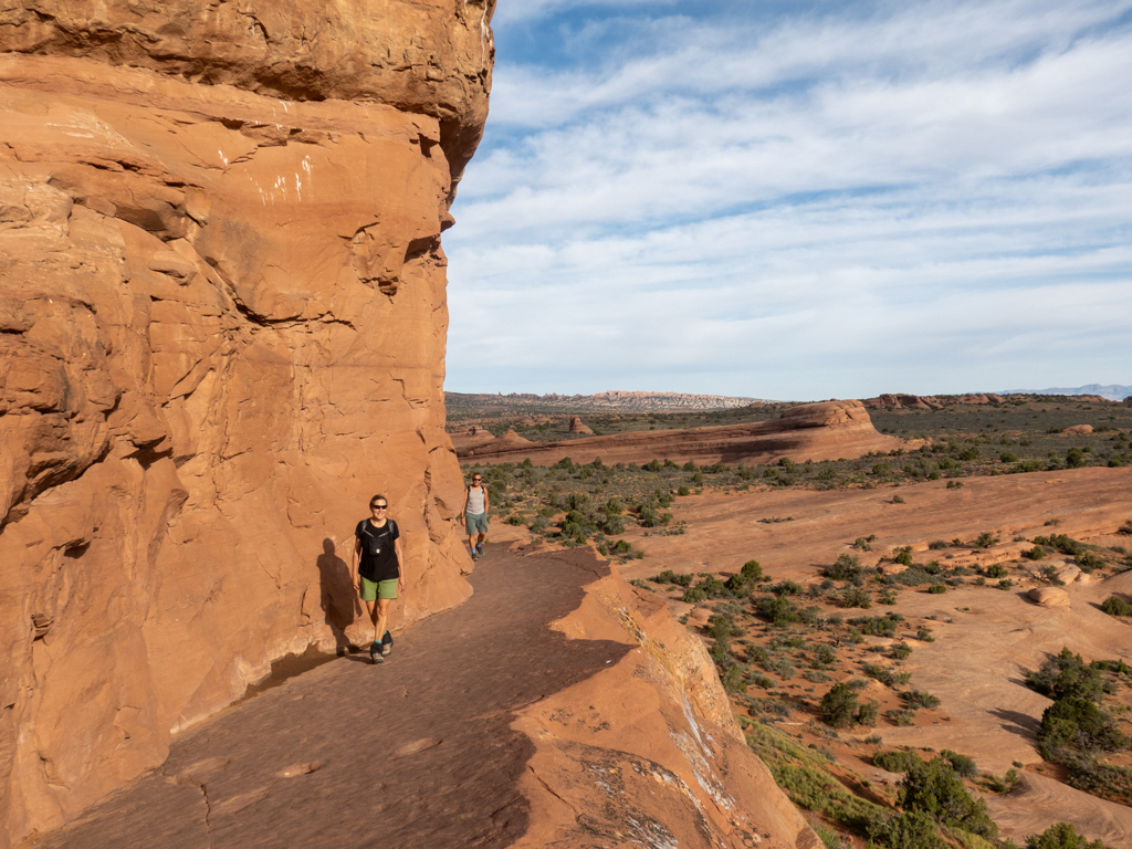 Jo und Sigrid auf dem schmalen Wegstück vor dem Delicate Arch