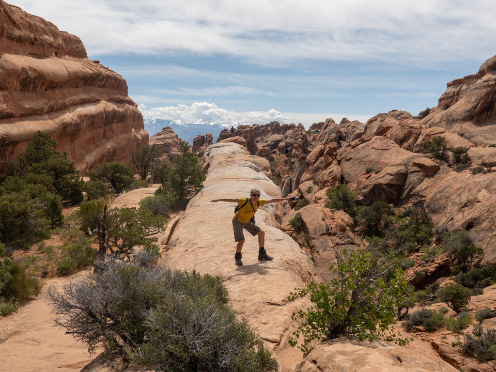Oh, was für eine stylische Pose von Hanno während der Wanderung im Arches NP