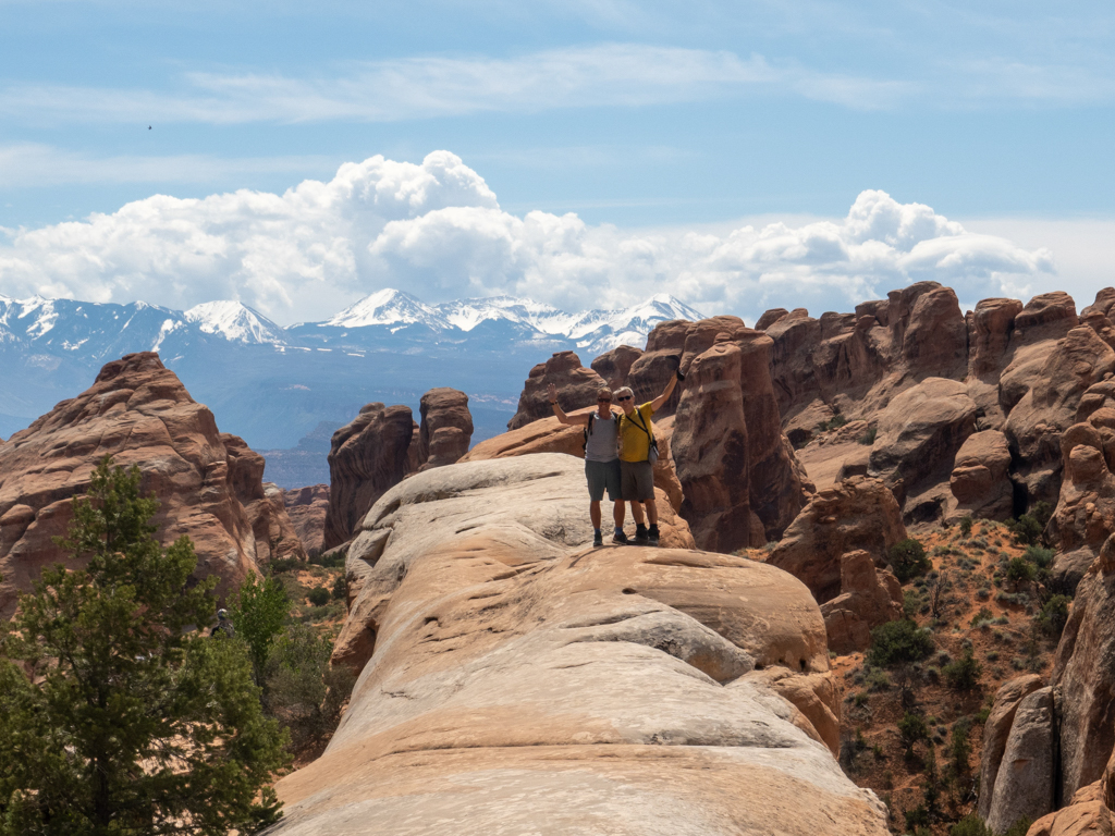 Hanno und Jo posieren während der Wanderung im Arches NP