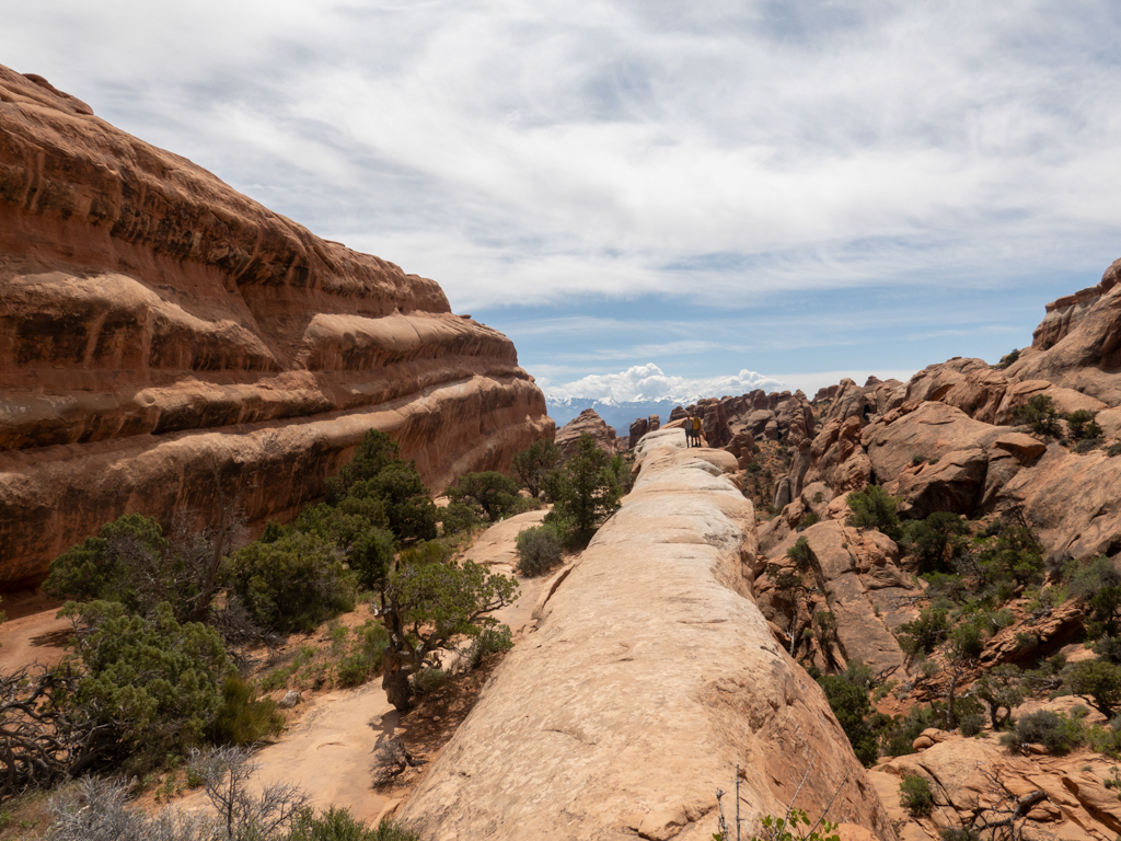 die kleinen Hanno und Jo posieren während der Wanderung im Arches NP