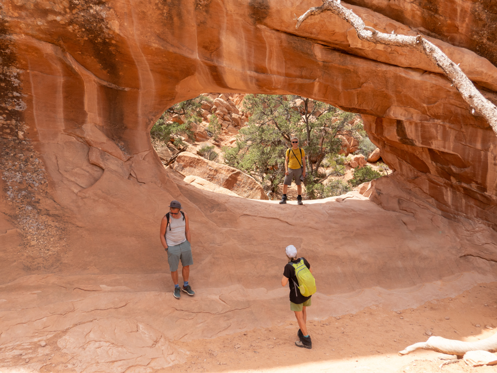 Hanno posiert in einem der vielen Arches hier im Arches NP. und was macht Jo?