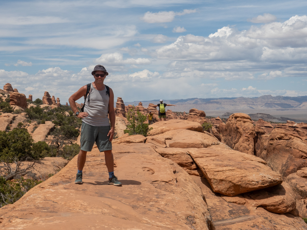 Vorne posiert der dickliche Jo, im Hintergrund Sigrid während der gemeinsamen Wanderung durch den Arches NP