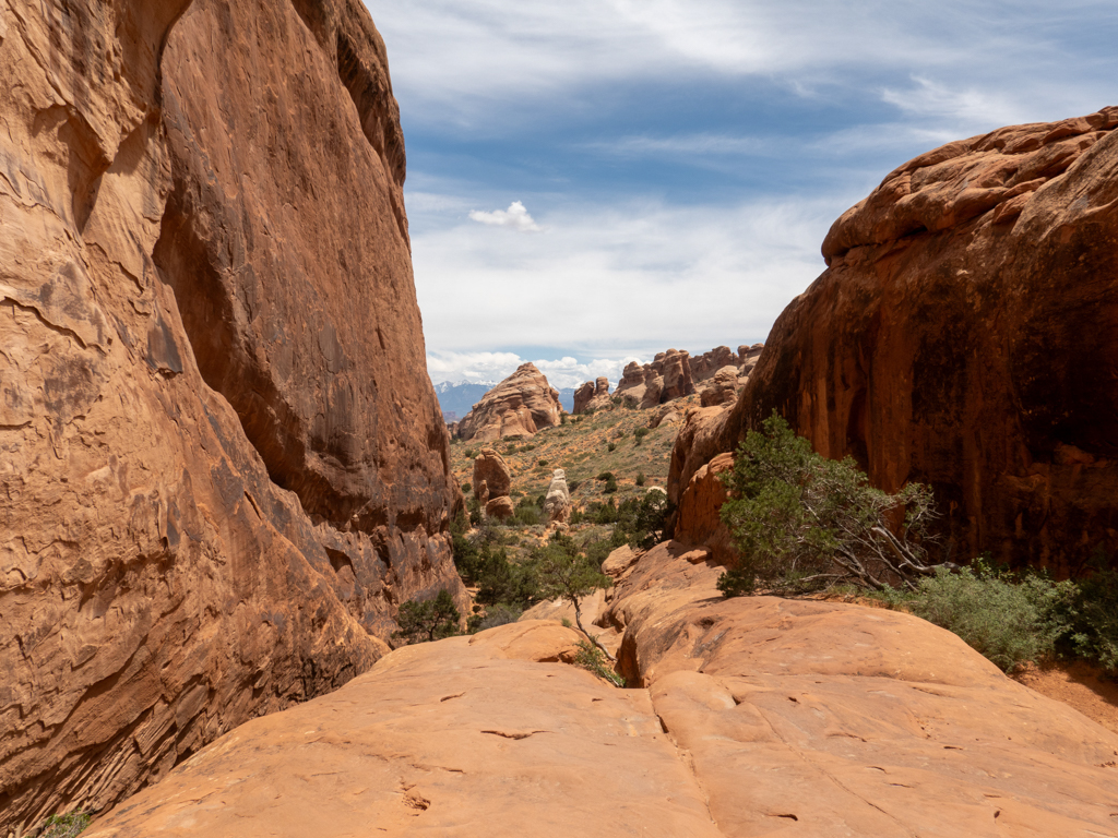 Blick von einem Felsrücken auf der Wanderung durch den Arches NP