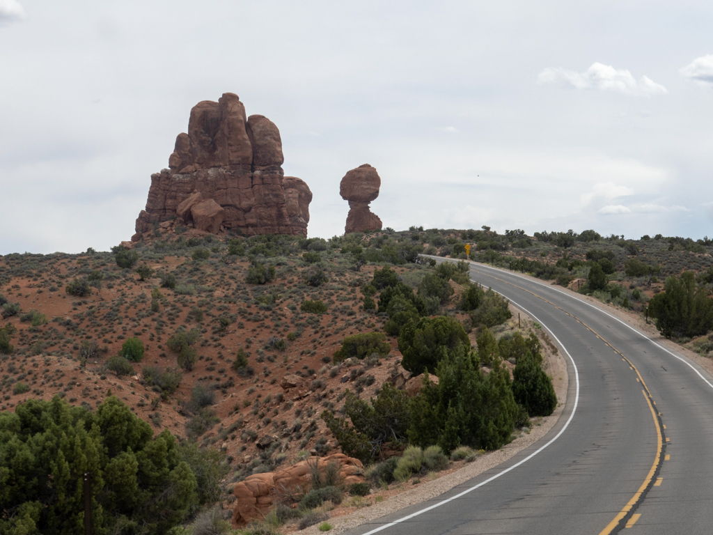 Auf der Fahrt zum Arches NP: Balanced Rock