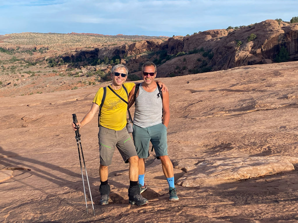 Jo und Hanno posieren fürs Fotoshooting bei der Wanderung durch den Arches NP