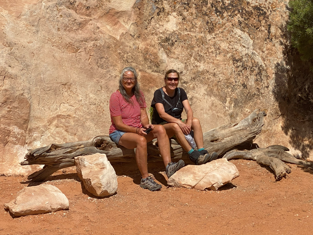 Die weiblichen Schönheiten rasten zusammen während der gemeinsamen Wanderung durch den Arches NP