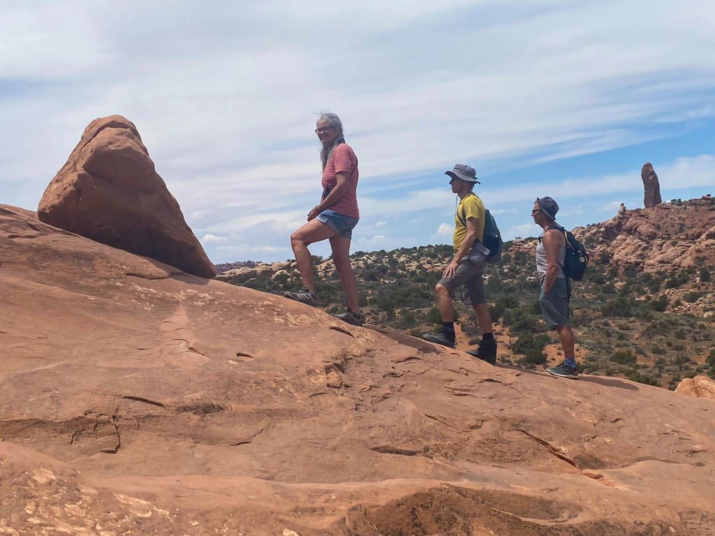 Wie auf der Hühnerleiter gehts rauf im Arches NP. Die mutige Ma vorweg. Der schlappe Jo zum Schluss...