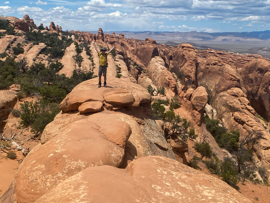 Hanno posiert glücklich während der Wanderung durch den Arches NP