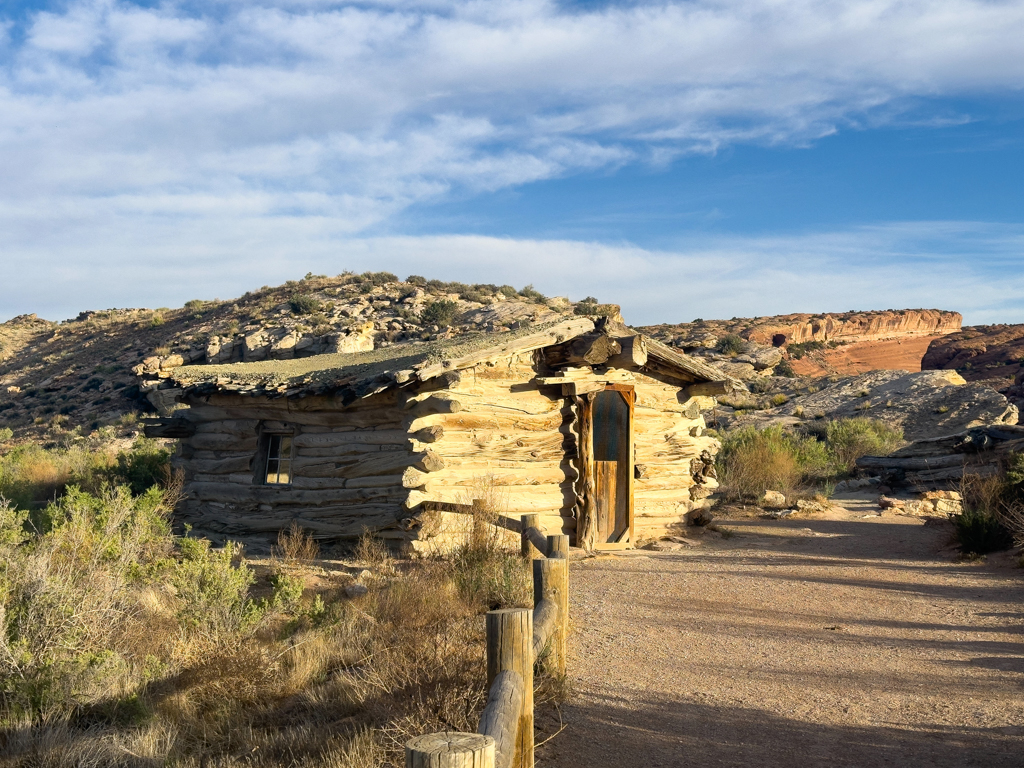 Renovierte kleine und einfache Blockhütte am Anfang der Wanderung durch den Arches NP