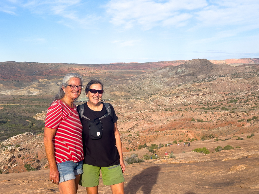 Ma und Sigrid posieren fürs Fotoshooting bei der Wanderung durch den Arches NP