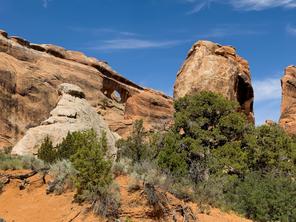 Ein weiterer Arches hier im Arches NP. Links sieht man ein kleineres Loch im Fels