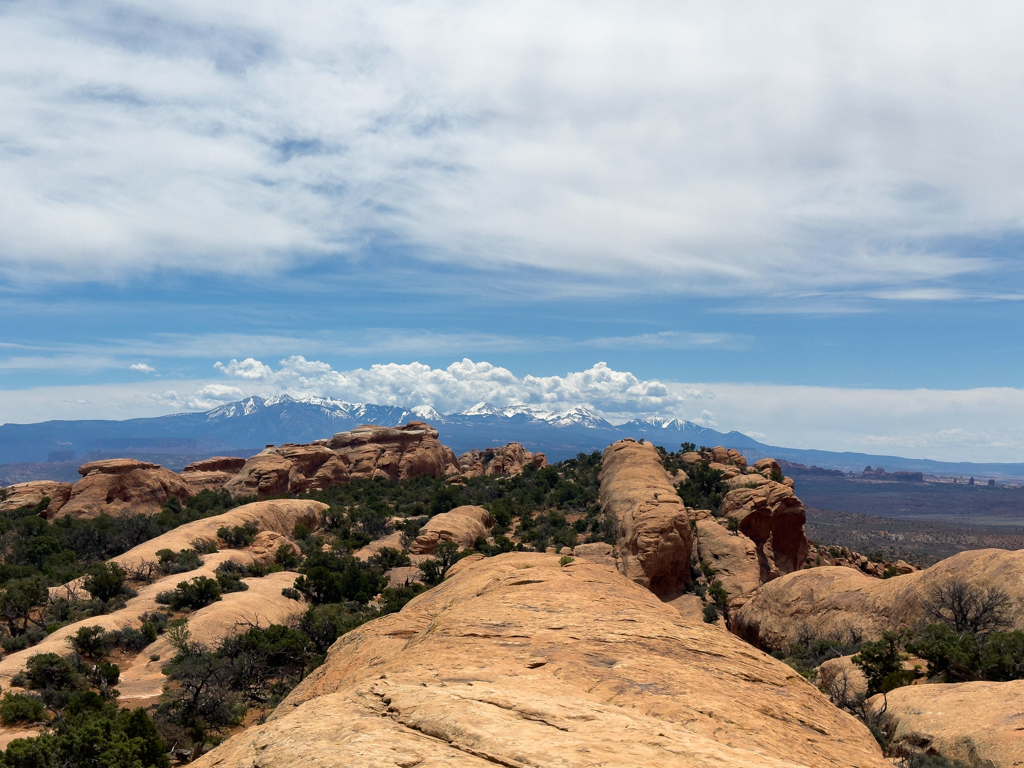 im Arches NP beeindruckende Fernsicht auf die weissen Bergspitzen