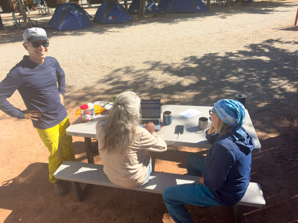 Abschieds Zmorge mit Hanno und Sigrid in Moab. Ma und Sigrid studieren etwas online