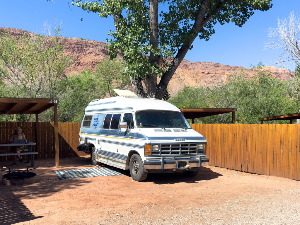 Unsere "Tentsite" im Sun Outdoors Campground in Moab. Ma haut fleissig in die Tasten rein...