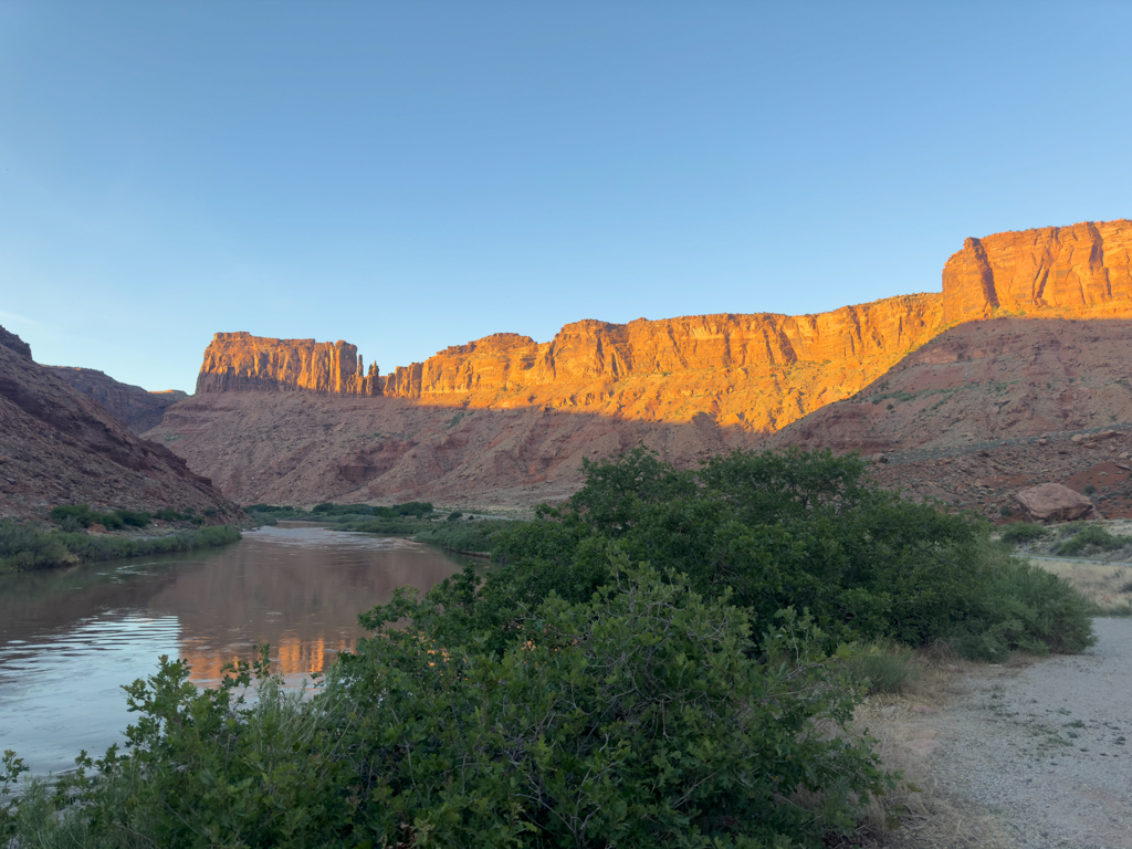 Blick von unserem Stellplatz am Drinks Campground direkt auf den Colorado River