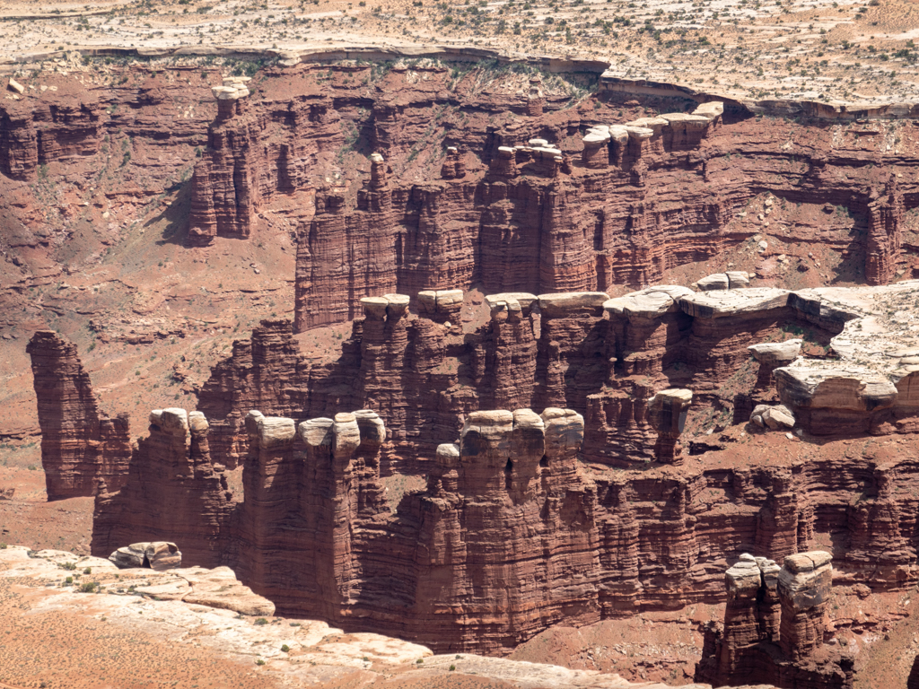 Tief unten im Tal vom Island in the Sky NP sind vom Colorado River noch Needles übrig geblieben