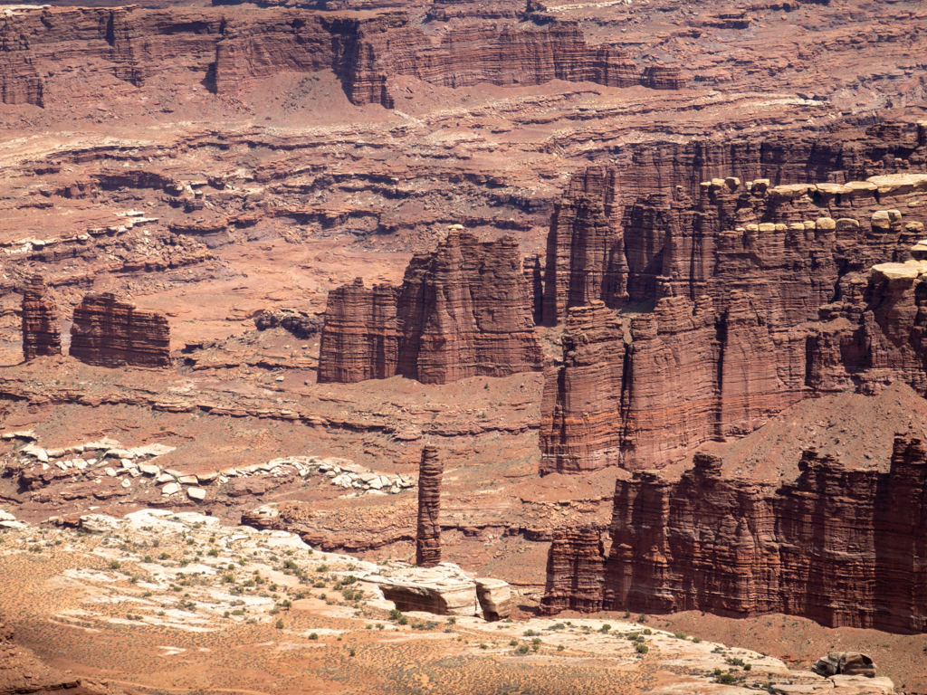 Tief unten im Tal vom Island in the Sky NP sind vom Colorado River noch Needles übrig geblieben