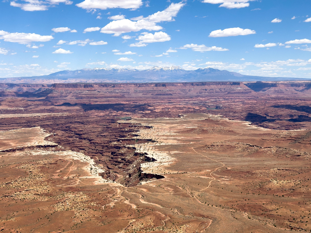 Wir sehen auf das weite und tiefe Tal mit dem kleinen Colorado River im Island in the Sky NP