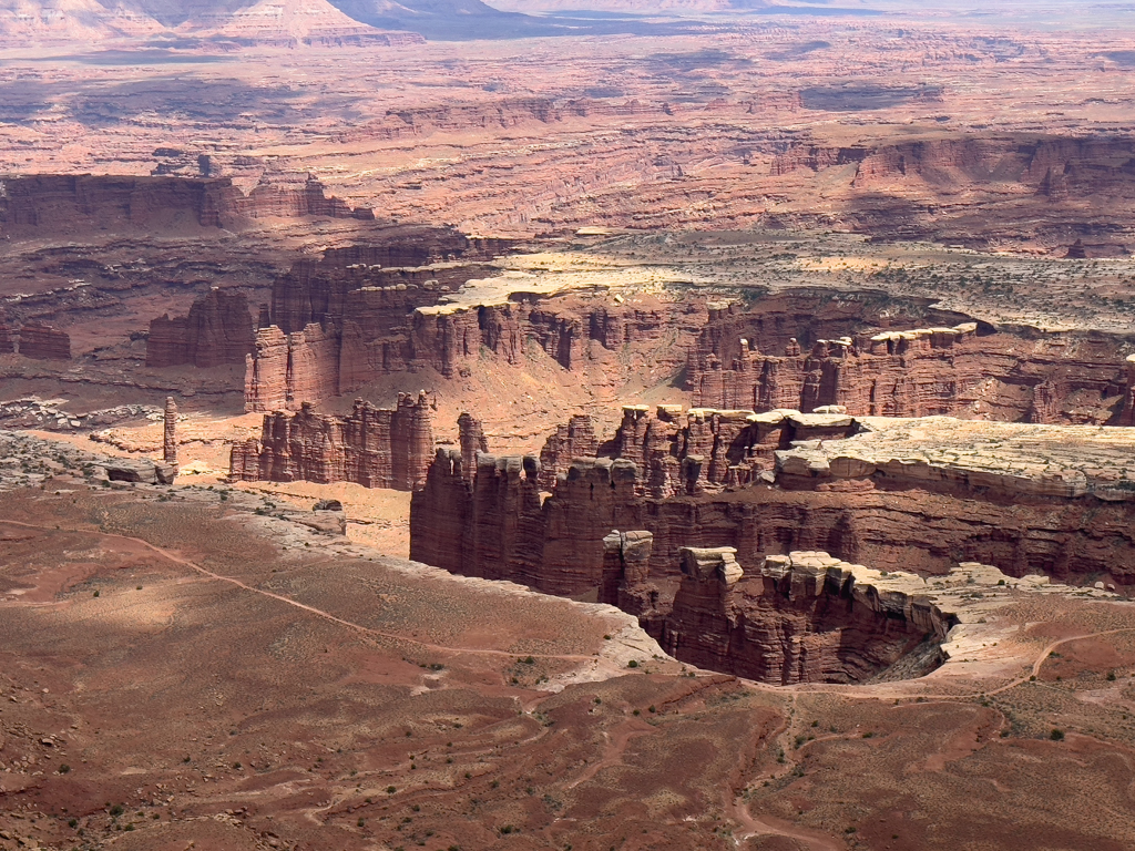 Tief unten im Tal vom Island in the Sky NP sind vom Colorado River noch Needles übrig geblieben