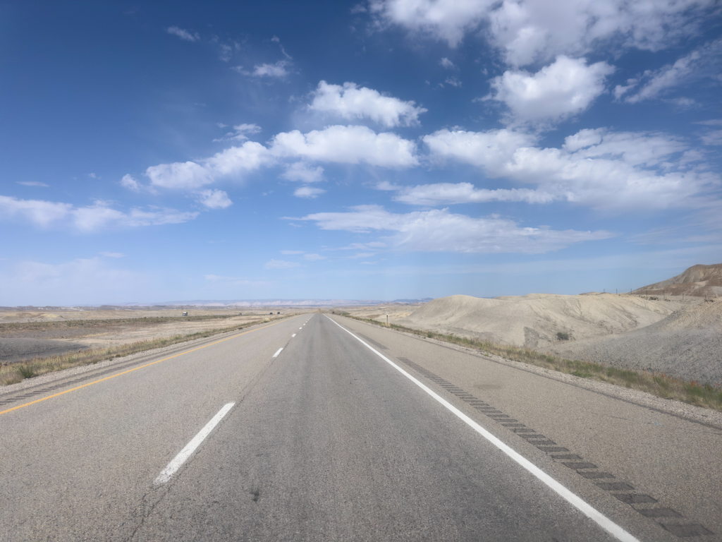 Trockenes Land so weit das Auge reicht. Auf dem Weg nach Salina